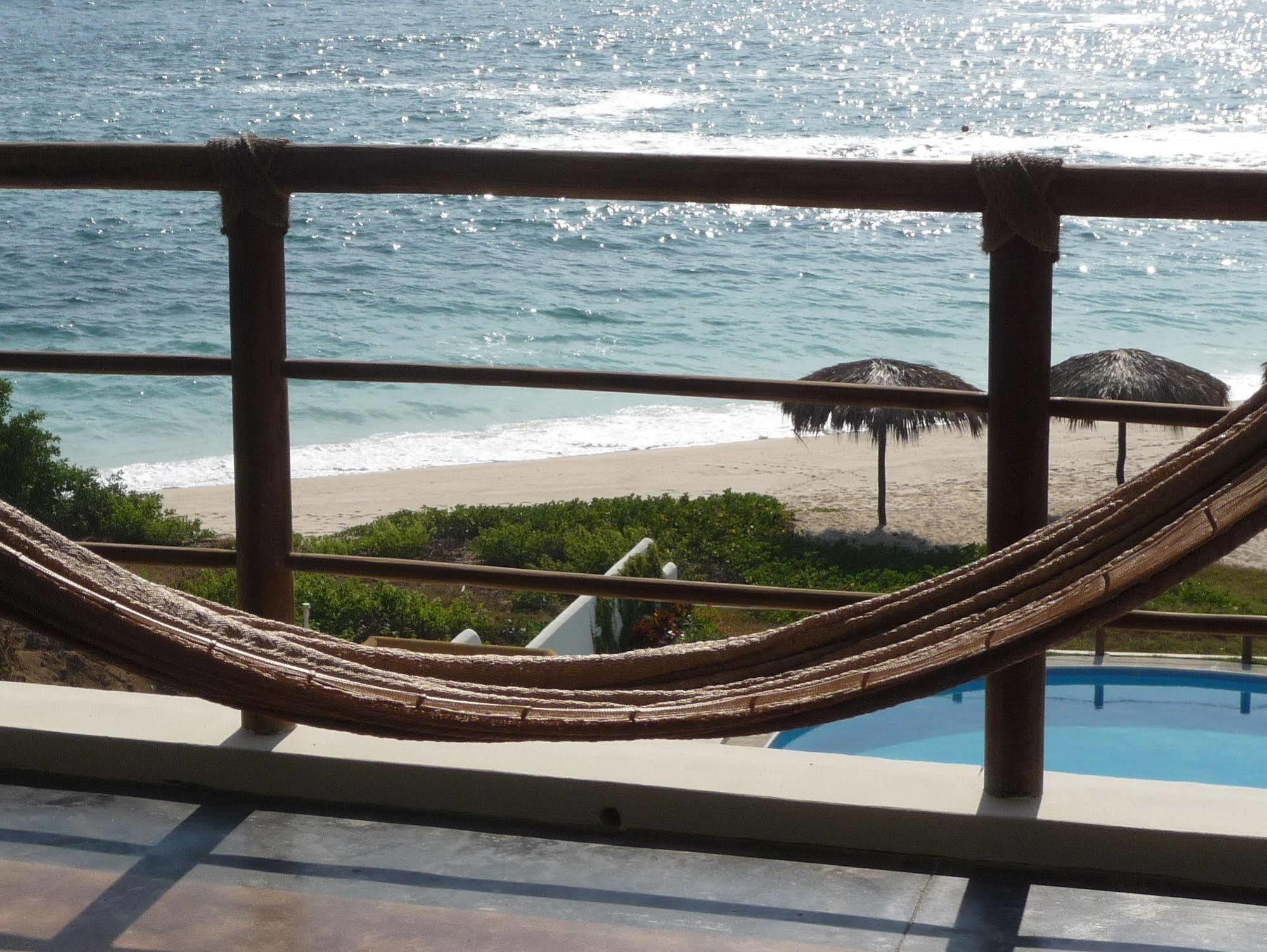 Manta Raya Hotel - Right On The Beach Cuatunalco Kültér fotó