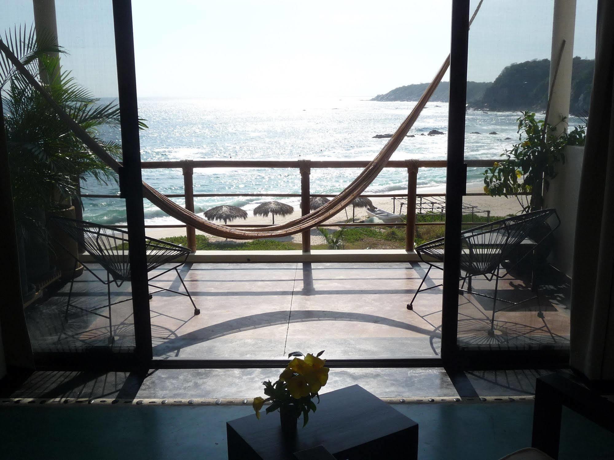 Manta Raya Hotel - Right On The Beach Cuatunalco Kültér fotó