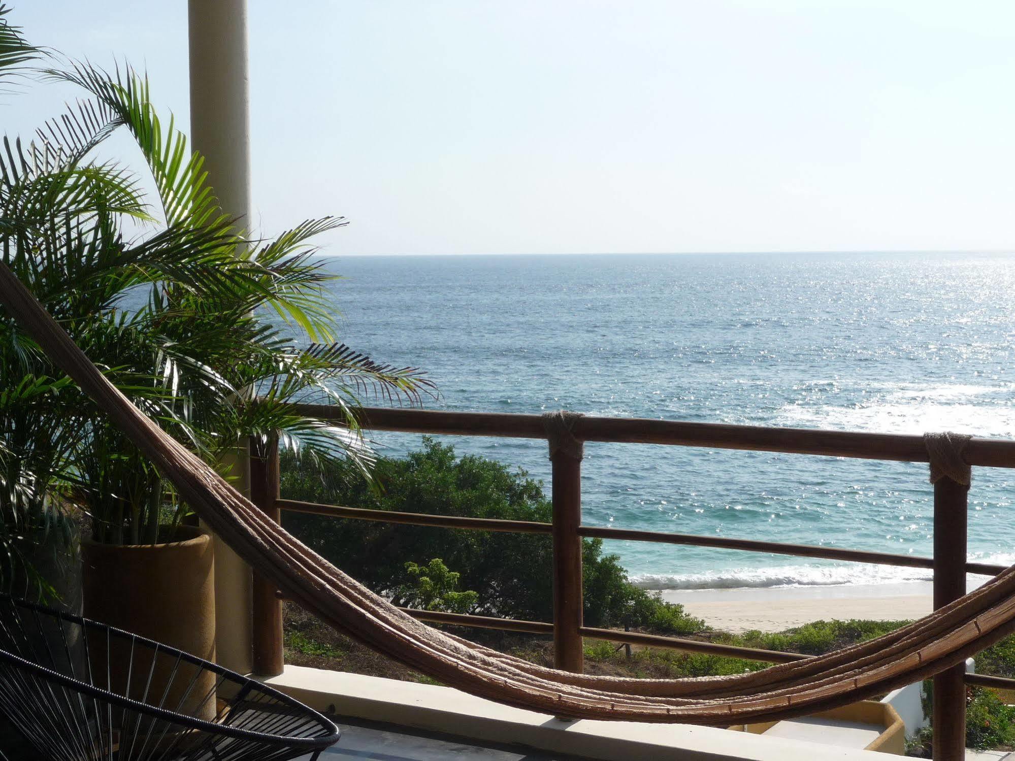 Manta Raya Hotel - Right On The Beach Cuatunalco Kültér fotó